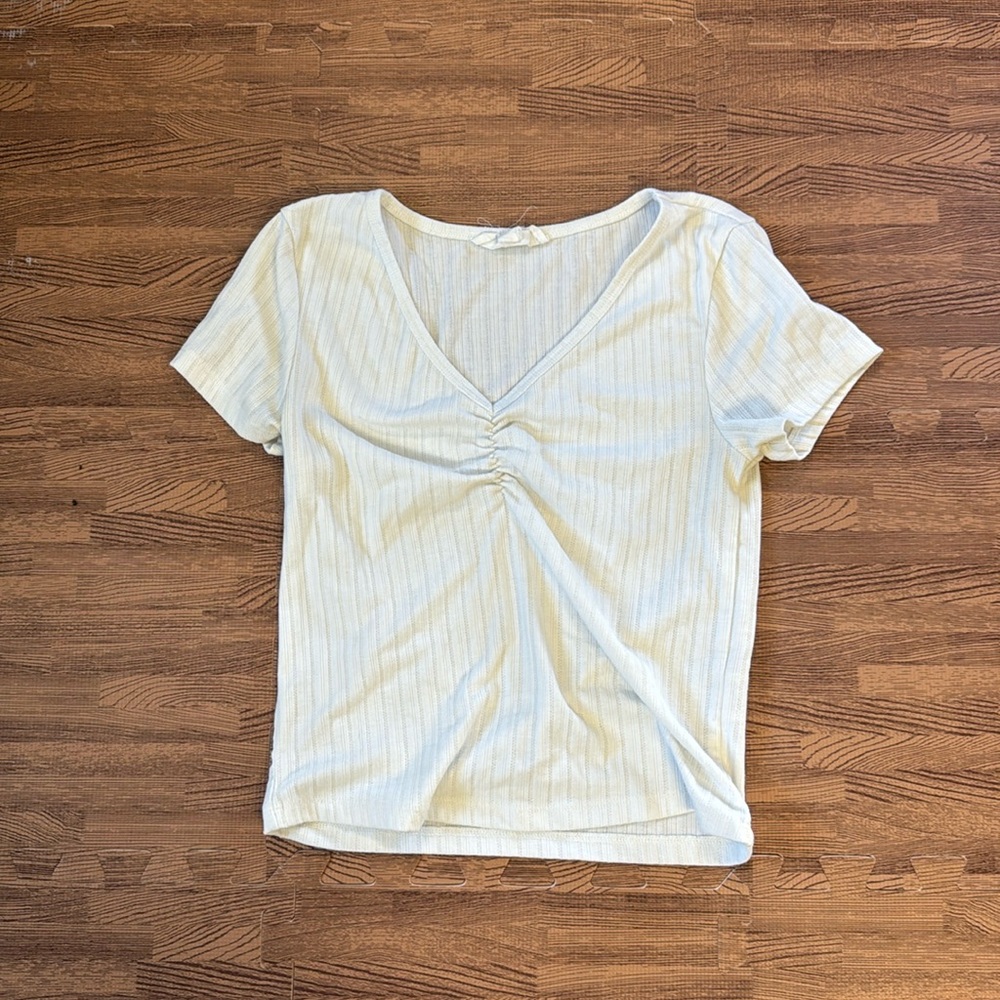 MACYS WHITE V-NECK SHIRT SIZE X-SMALL